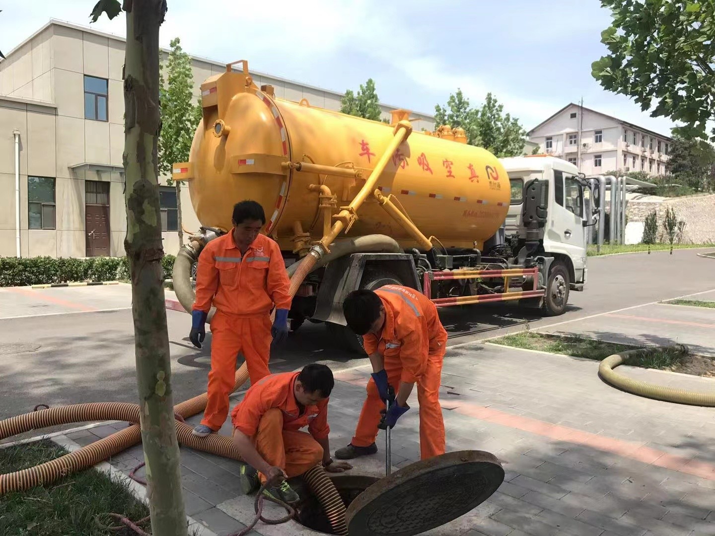 鲤城管道疏通车停在窨井附近