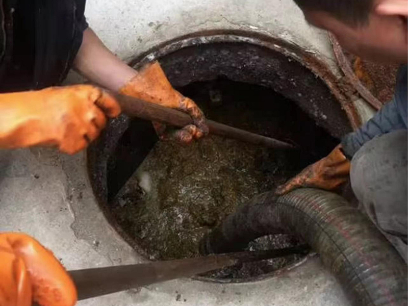 鲤城清理化粪池时如何避免沼气的危害？